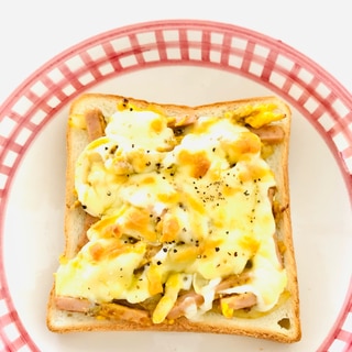 お腹大満足❣️魚ニソ玉葱卵とじチーズ乗せトースト